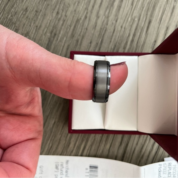 NEW Mens Titanium size 8.5 wedding ring - Picture 3 of 4